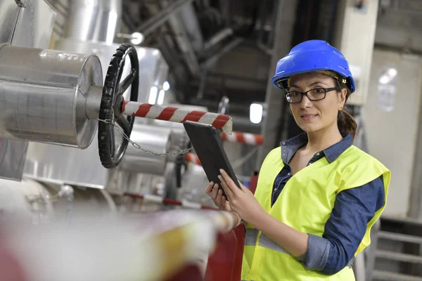 Industriële Technicus Verbonden Met Tablet Recyling Plant — Stockfoto