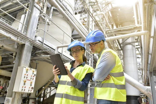 Engenheiros Industriais Trabalhando Usina Reciclagem Com Tablet — Fotografia de Stock