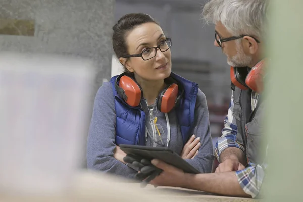 Incontro Dei Tecnici Della Falegnameria Industriale Con Tablet Digitale — Foto Stock