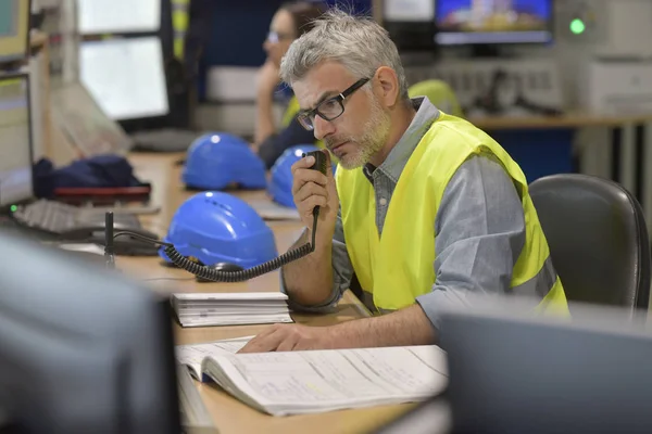 Industrial Control Room Supervisor Using Radio Give Instructions — Stock Photo, Image