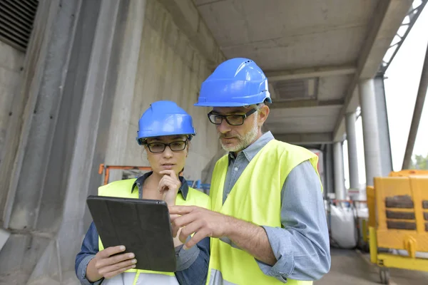 Arbeiter Der Recyclingindustrie Nutzen Tablet Außerhalb Der Fabrik — Stockfoto