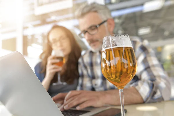 Couple Bar Connected Laptop Computer Having Drink — Stock Photo, Image