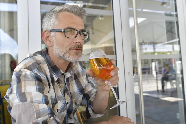 Mann Trinkt Bier Auf Restaurantterrasse — Stockfoto