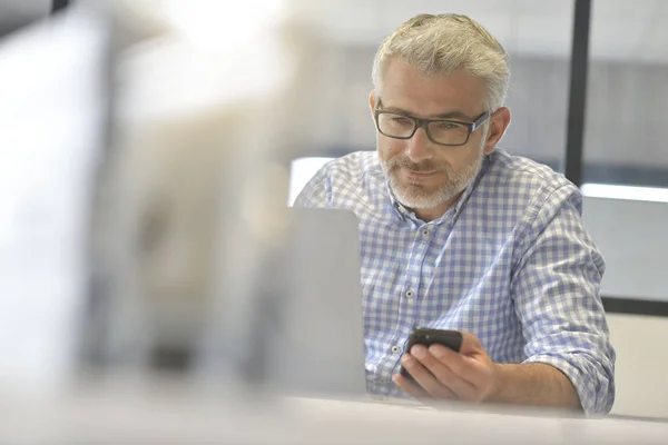 Biznesmen Biurze Przy Użyciu Smartfona — Zdjęcie stockowe