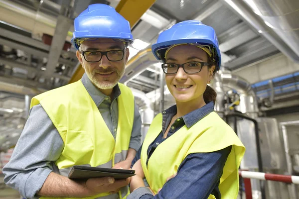 Retrato Ingenieros Industriales Sonrientes Pie Planta Reciclaje — Foto de Stock