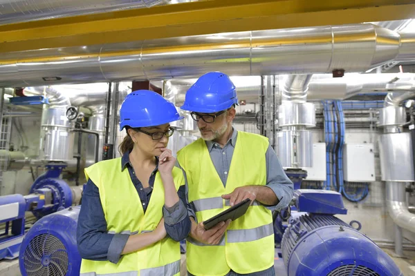 Engenheiros Industriais Trabalhando Usina Reciclagem Com Tablet — Fotografia de Stock