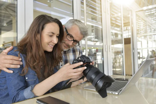 Couple Bar Looking Photo Shots Camera — Stock Photo, Image