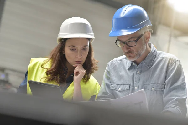 Metallindustrins Chef Och Maskinmöte Fabrik — Stockfoto