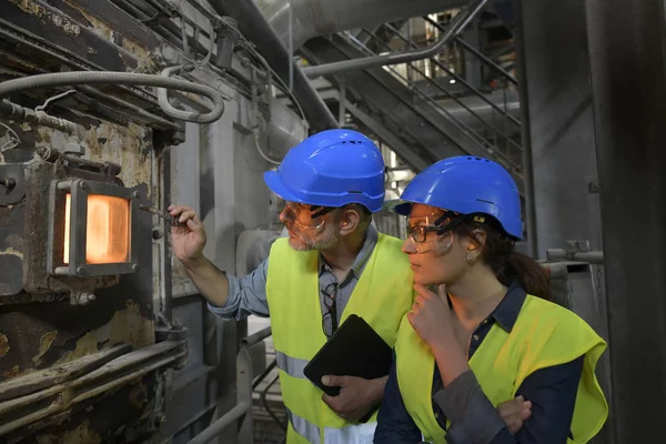 Industrial Engineers Working Recycling Plant — Stock Photo, Image