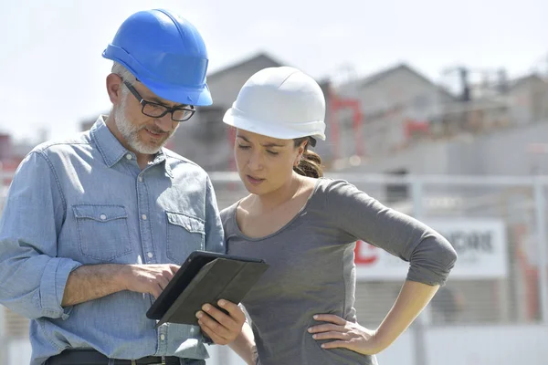 Ingenieros Construcción Usando Tableta Obra — Foto de Stock