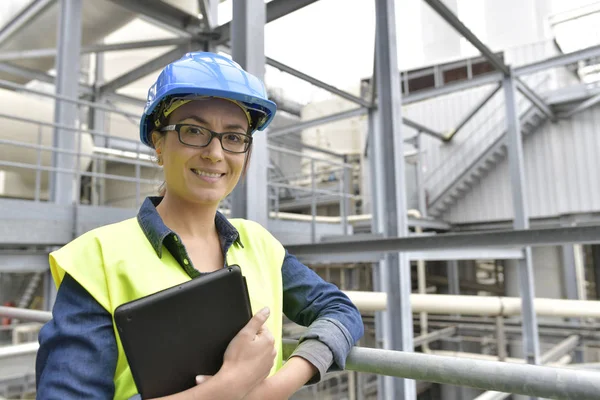 Ingénieur Industriel Debout Dans Une Usine Recyclage — Photo