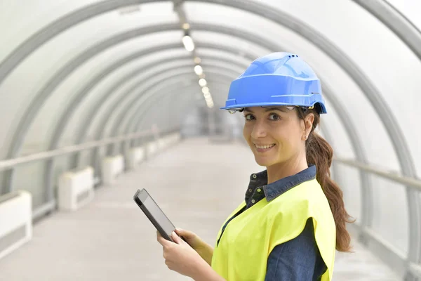 Ingénieur Industriel Connecté Tablette Dans Couloir Usine — Photo