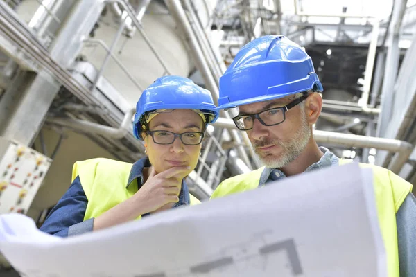 Industriële Werknemers Fabriek Blauwdruk Controleren — Stockfoto