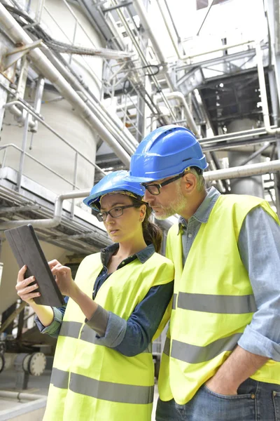 Industrial Engineers Working Recycling Plant Tablet — Stock Photo, Image