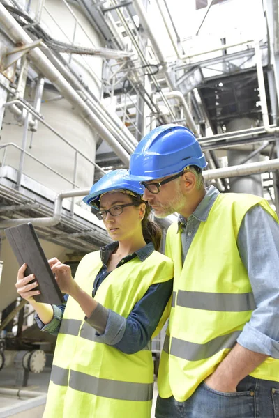 Ingenieros Industriales Trabajando Planta Reciclaje Con Tablet — Foto de Stock