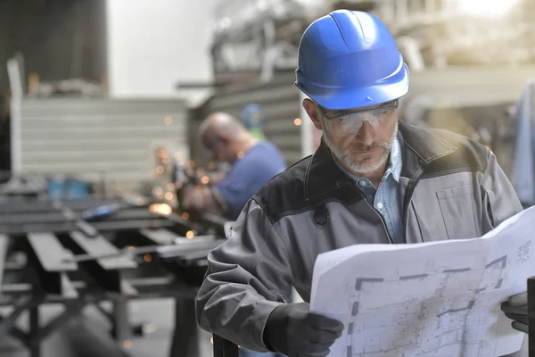 Metalworker Fabbrica Istruzioni Lettura Sul Progetto — Foto Stock