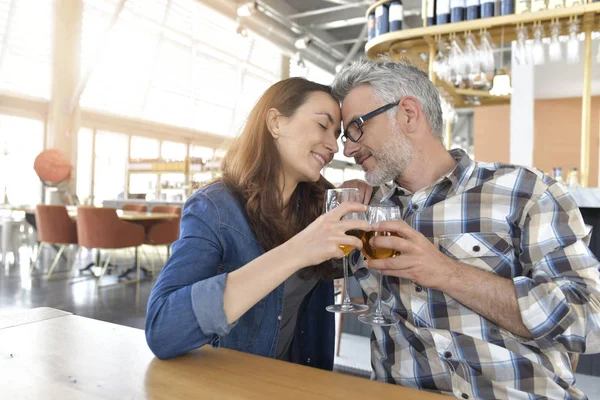 Couple Dans Bar Acclamant Avec Verre Bières — Photo