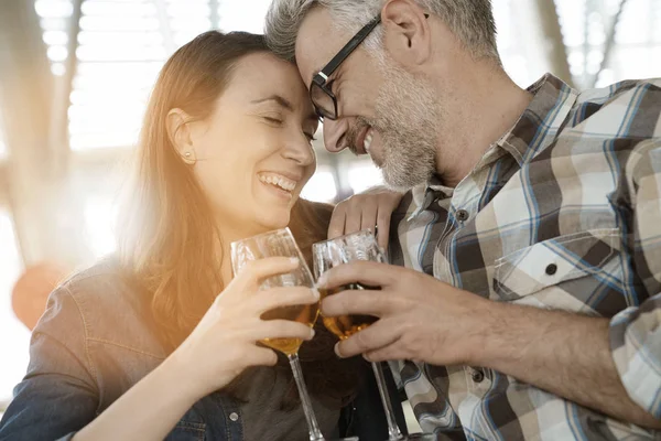 Couple Acclamant Avec Des Bières Dans Bar — Photo