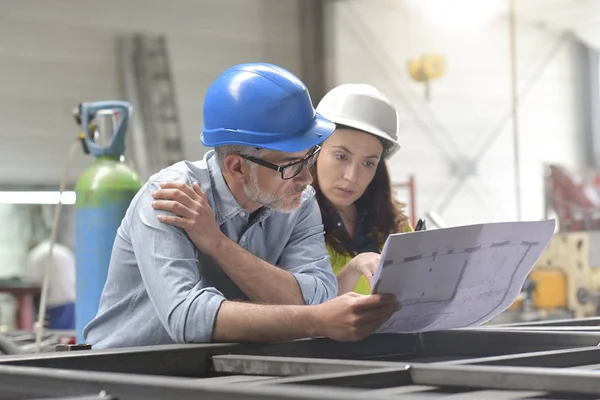 Metallindustrins Chef Och Maskinmöte Fabrik — Stockfoto