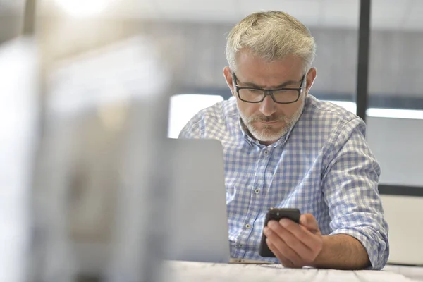 Empresario Oficina Usando Teléfono Inteligente — Foto de Stock