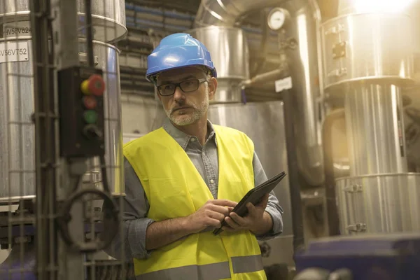 Industriella Tekniker Ansluten Med Tablett Papperskorgar Växt — Stockfoto