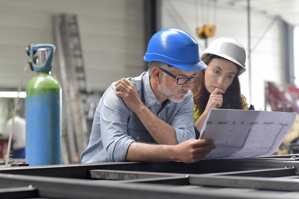 Manager Der Metallindustrie Und Ingenieur Treffen Sich Fabrik — Stockfoto