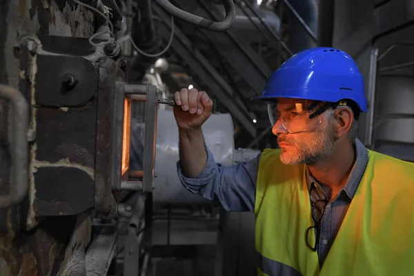 Lavoratore Industriale Che Controlla Forno Riciclaggio — Foto Stock