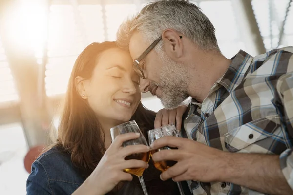 Paar Jubelt Mit Bier Bar — Stockfoto