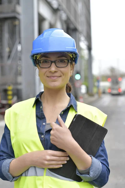 Ingegnere Industriale Fuori Dalla Fabbrica Riciclaggio — Foto Stock