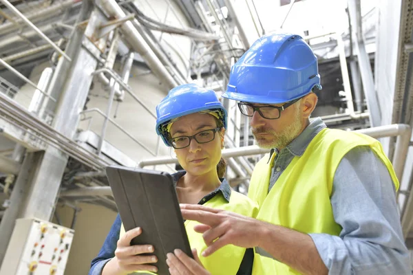 Engenheiros Industriais Trabalhando Usina Reciclagem Com Tablet — Fotografia de Stock