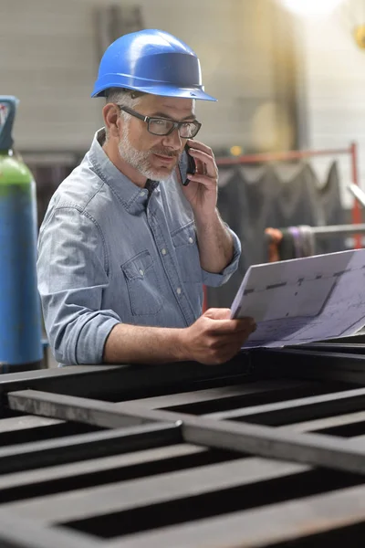 Metallurgie Ingenieur Praten Telefoon Fabriek — Stockfoto