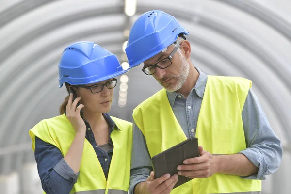 Engenheiros Industriais Trabalhando Juntos Usando Tablet — Fotografia de Stock