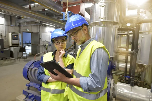 Industrieel Ingenieurs Die Werkzaam Zijn Recycling Fabriek Met Tablet — Stockfoto