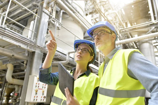 Engenheiros Industriais Trabalhando Usina Reciclagem Com Tablet — Fotografia de Stock