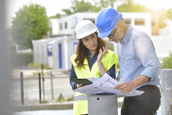 Bauingenieure Treffen Sich Vor Dem Gebäude — Stockfoto