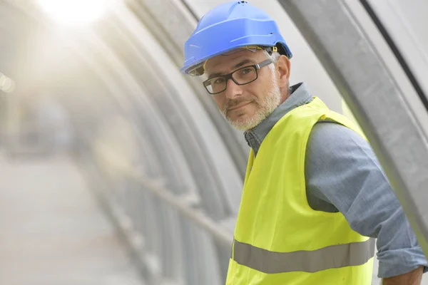 Retrato Engenheiro Industrial Com Chapéu Segurança Colete Salva Vidas — Fotografia de Stock