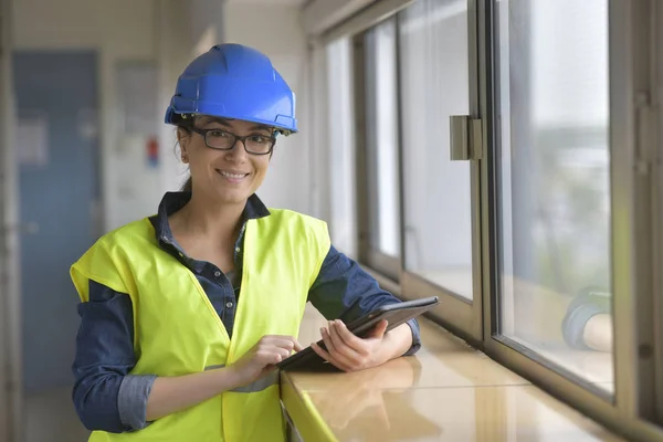 Ingegnere Industriale Collegato Con Tablet — Foto Stock