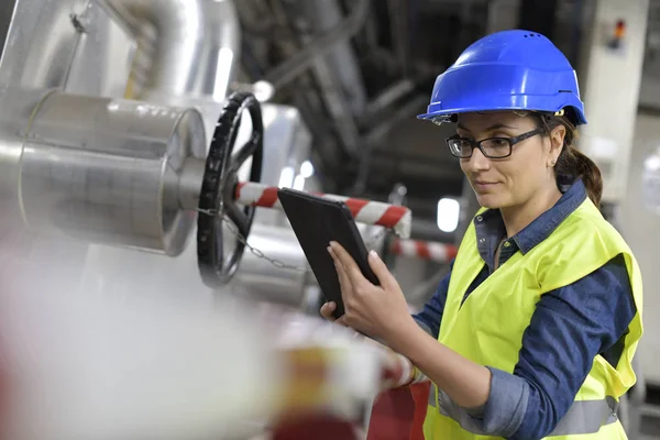 Industriella Tekniker Ansluten Med Tablett Papperskorgar Växt — Stockfoto