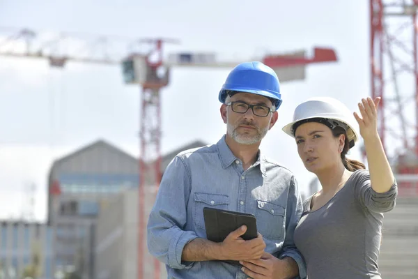 Ingenieros Construcción Usando Tableta Obra — Foto de Stock