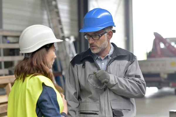 Metallarbetare Och Ingenjör Möte Fabrik — Stockfoto