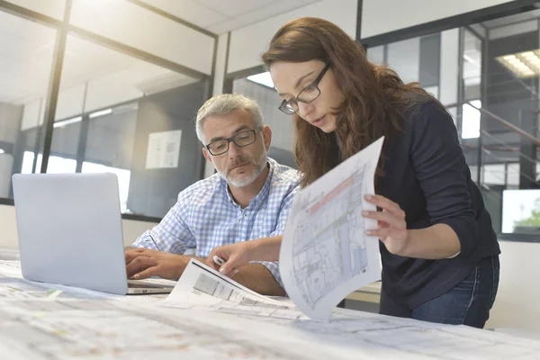 Designers Industriais Trabalhando Conjunto Projeto Escritório — Fotografia de Stock