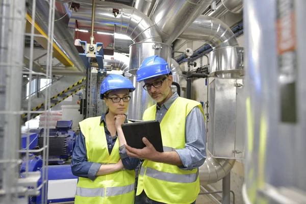 Industrieel Ingenieurs Die Werkzaam Zijn Recycling Fabriek Met Tablet — Stockfoto