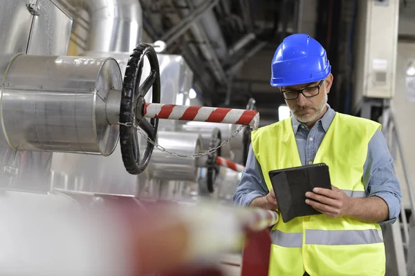 Βιομηχανικός Τεχνικός Συνδέεται Tablet Στο Εργοστάσιο Recyling — Φωτογραφία Αρχείου