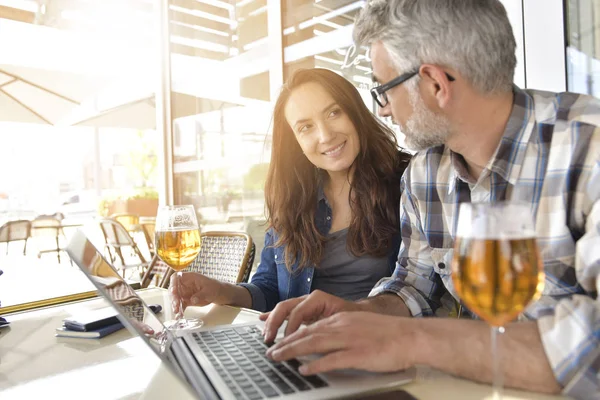 Couple Bar Connected Laptop Computer Having Drink — Stock Photo, Image