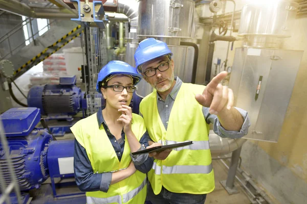 Ingenieros Industriales Trabajando Planta Reciclaje Con Tablet — Foto de Stock