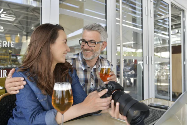 Pareja Bar Mirando Fotos Cámara — Foto de Stock