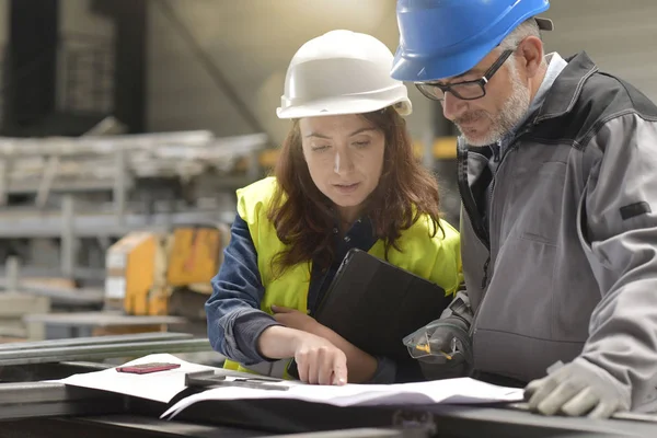 Metallarbetare Och Ingenjör Möte Fabrik — Stockfoto