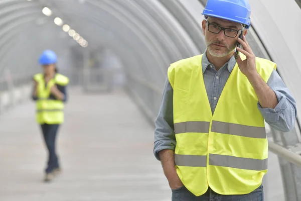 Industriell Ingenjör Prata Telefon Växten Korridor — Stockfoto