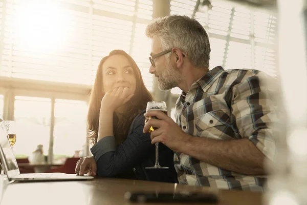 Casal Tomando Uma Bebida Bar — Fotografia de Stock