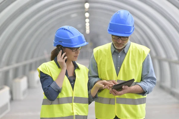 Ingegneri Industriali Che Lavorano Insieme Utilizzando Tablet — Foto Stock
